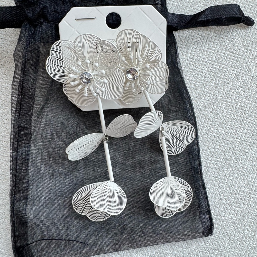 NWT Chic Floral Dangle Earrings - Picture 2 of 5